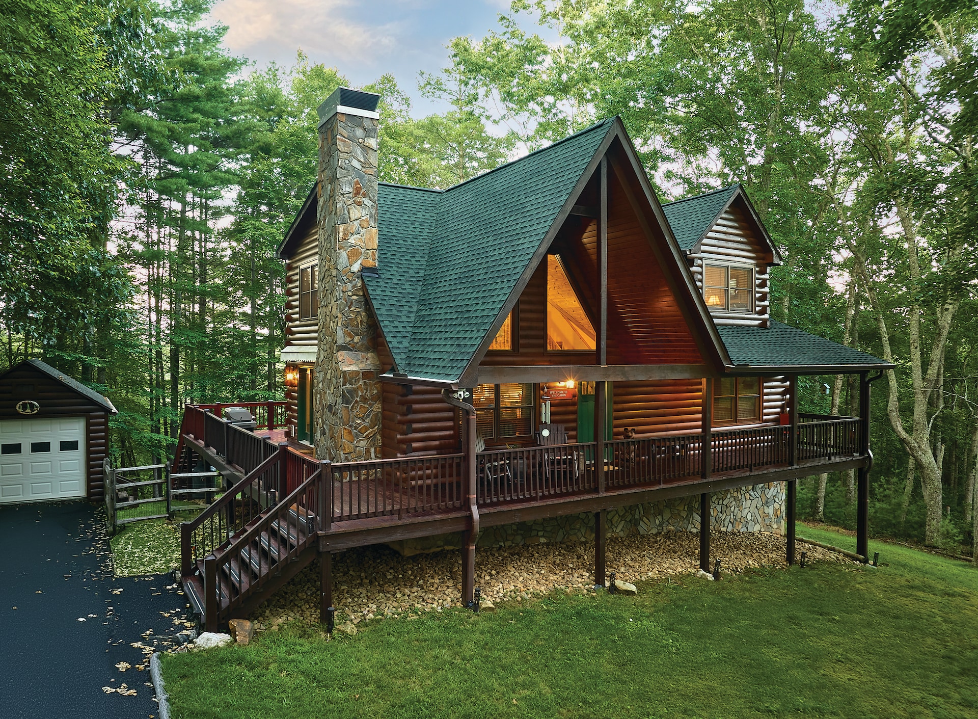 Cabin in the woods with GAF Timberline HDZ® shingles in Hunter Green  on the roof. 